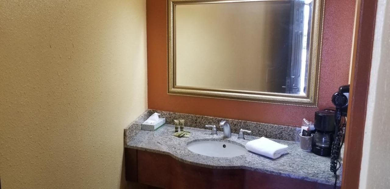 Lotus By Hotel Inn Οντάριο Εξωτερικό φωτογραφία